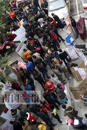 柳州马路劳务市场暗流涌动 便捷背后隐患多，劳务服务亟待规范